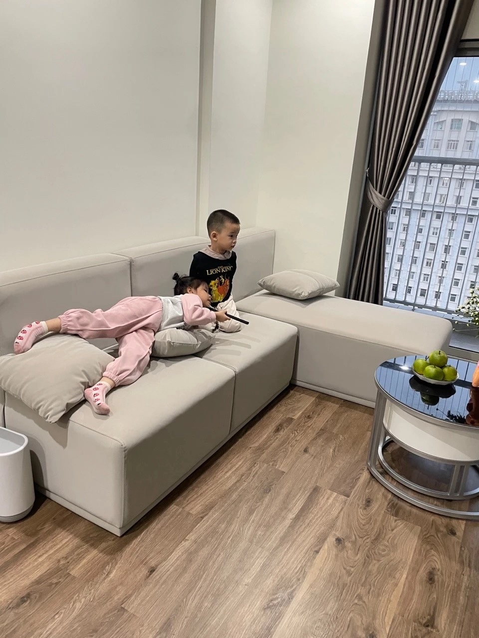 Ghế sofa chữ L màu trắng kem trước khi bọc lại